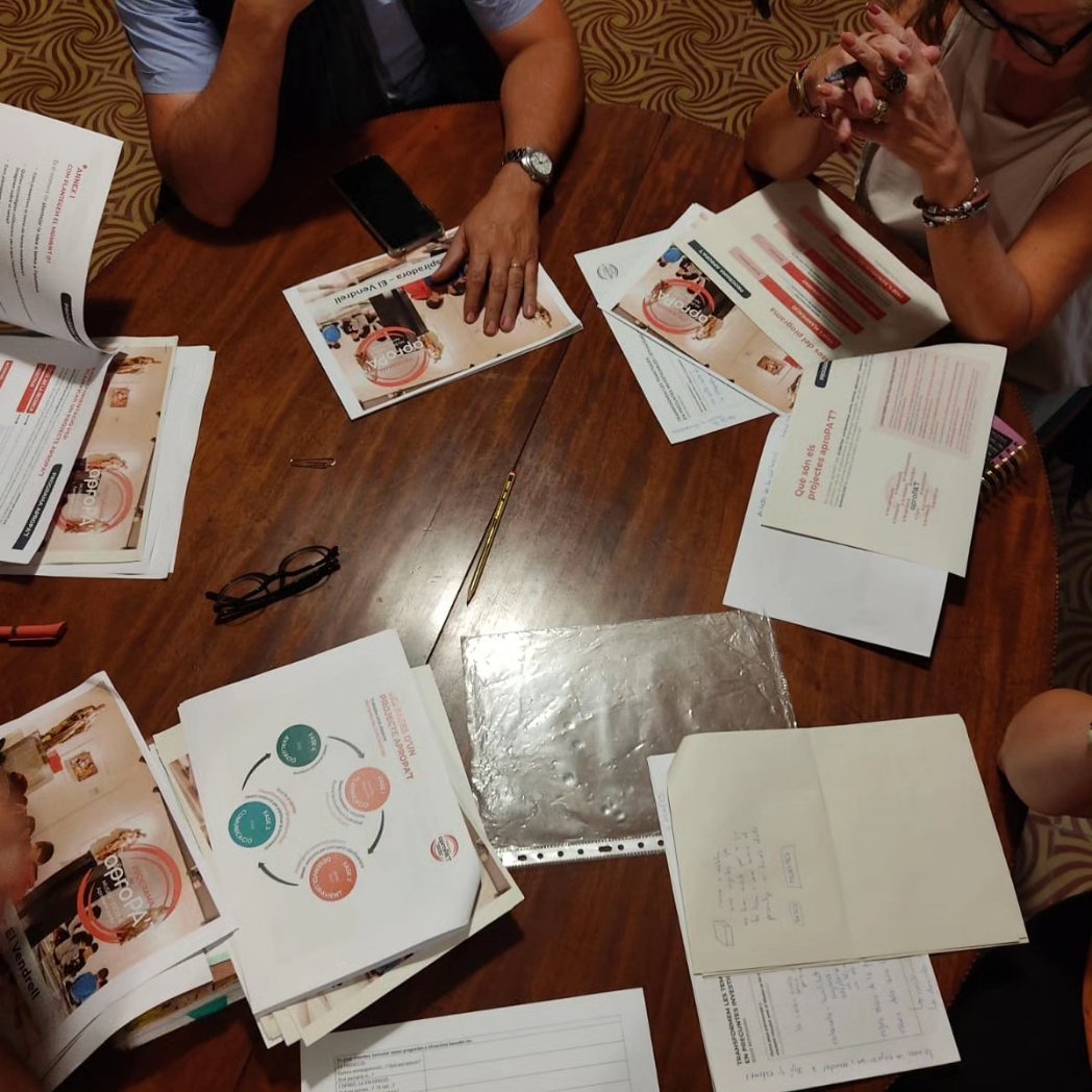 ProgramaAproPAT's tweet photo. Les sessions inspiradores són claus en l'inici dels projectes aproPA'T ja que ens permeten trobar múltiples connexions entre museus i aules.
Aquesta setmana sessió inspiradora a @museupaucasals @angelsgarriga @INSBaixPenedes @sebaixpenedes #xmctte #programaaproPAT https://t.co/YEgJcj8wAt