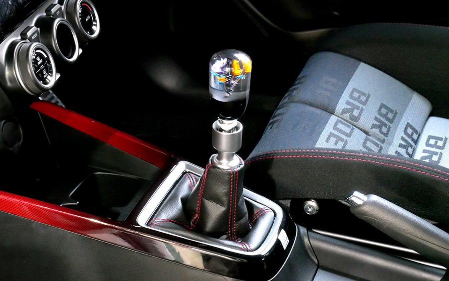 リバースロックレバーの車両にGReddy 水中花シフトノブを取り付け