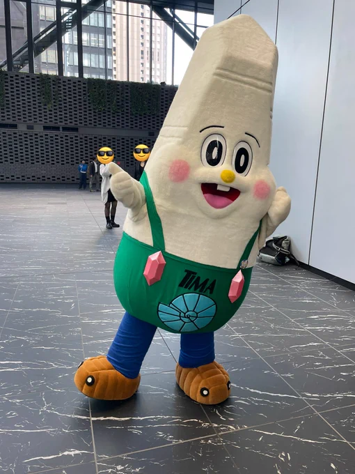 東京国際ミネラルフェアに遊びに行ってきたんだけど、楽しかったー!!謎のゆるキャラTIMAザウルスくんとすげー話しかけてきてくれた宝石商さん(自分の顔写真入ったチラシを配る猛者)と戦利品です!お手頃なルースばっかり買ってきたけど、鉱物のお店もたくさんあった!