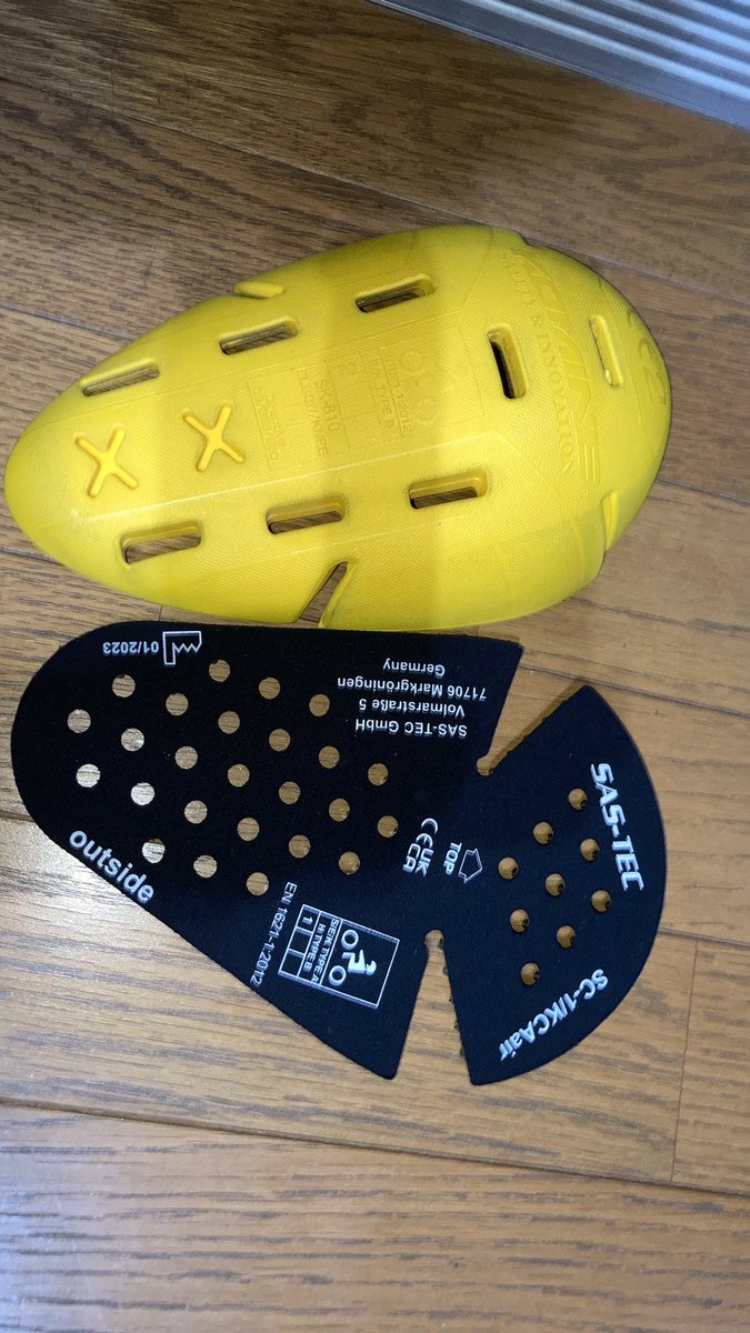 misolog2's tweet photo. デイトナの肩肘膝用プロテクター届いた。いつも使ってるコミネのデニムに入ってるのと比べると流石のコンパクトさ。でもサイズ違い過ぎてポケットの中で迷子になっちゃう。少し工夫しなくちゃですね。
＃デイトナ #sastec ＃プロテクター #バイク https://t.co/r5FubBoLK5