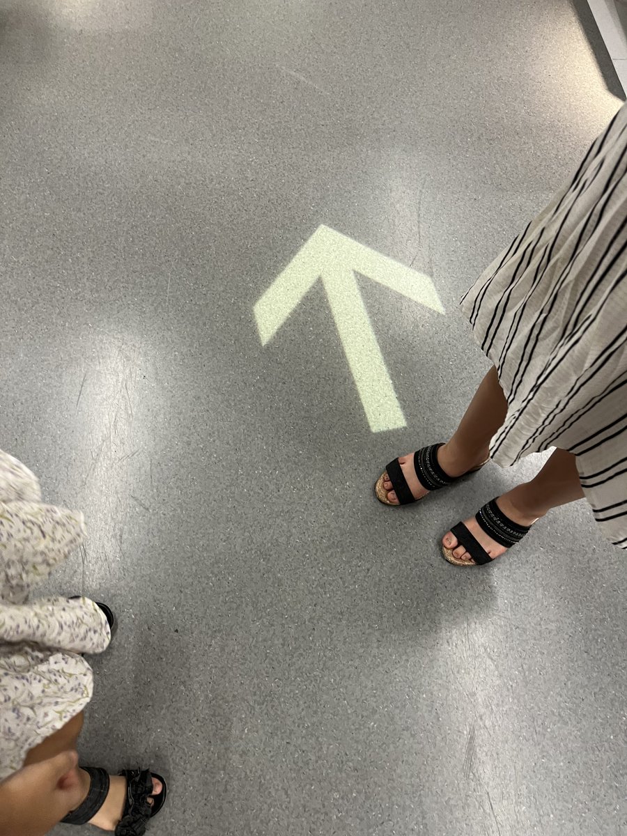 yuko_omp's tweet photo. 『いいネット投稿！』
日常でみつけたイイ取り組みを紹介します❗️

大型家具店のIKEA。どこから見てまわろうかと家族と思案していると、足元で矢印型のスポットライトが順路に誘導してくれていました。
効率よくスムーズにお店の中を見て回ることができる＆とてもオシャレだなと思いました。 https://t.co/nEm0Gn7faa