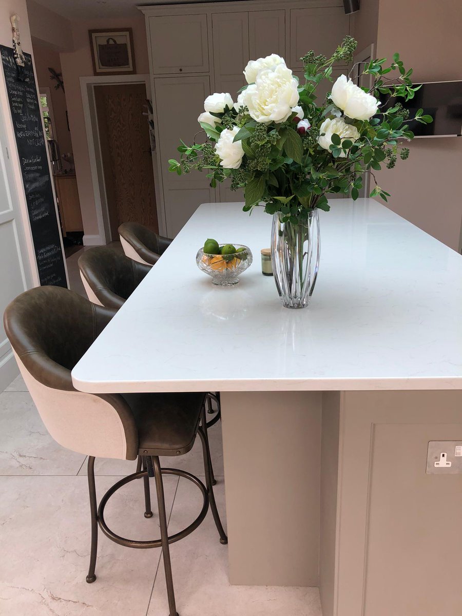 johnladbury.co.uk #FridayFeeling  #newkitchen #fridayflowers #johnladbury #beautifulkitchen #hertskitchen #londonkitchen #newhomes