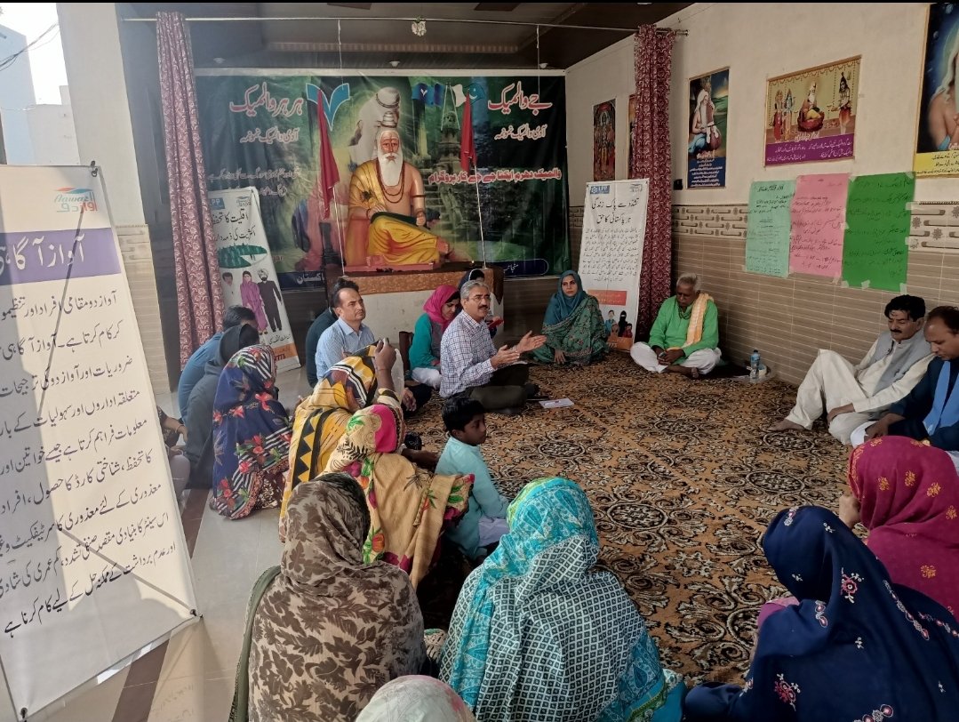 amahmood72's tweet photo. Aawaz II Village Forum meeting held at Walimiki Mandir in #Bahawalnagar brings together Hindus, Christians, and Muslims to address child marriage, GBV, and intolerance as well as issues faced by religious minorities and greater social cohesion.
#AawazII @Saboor1970 https://t.co/ok3nYv0yBv