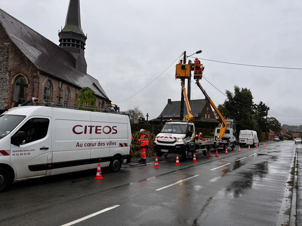 EnergieFlandre's tweet photo. En direct - le chantier d’effacement des réseaux à #WemaersCappel et #Zuytpeene touche à sa fin avec le basculement et démontage des réseaux vétustes.
Un projet @siecf réalisé par le groupement @CiteosOfficial #FlashEnergies #Stps
Avec le soutien d’ @enedis_npdc https://t.co/PjiReJRzD1