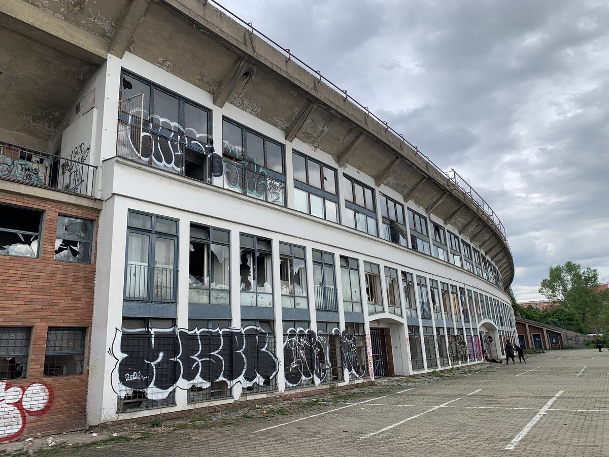 Mechurova_CT's tweet photo. Fotbalový stadion Za Lužánkami v Brně půjde k zemi. ČT to dnes potvrdil radní pro sport Tomáš Aberl. Radnice má demoliční výměr, pracuje na projektu, samotná demolice cca v pol. r. 2024. Důvodem je špatný stav tribun. Nový fotbalový stadion chce radnice postavit v areálu @BVVBrno https://t.co/05WzZ3VJRQ