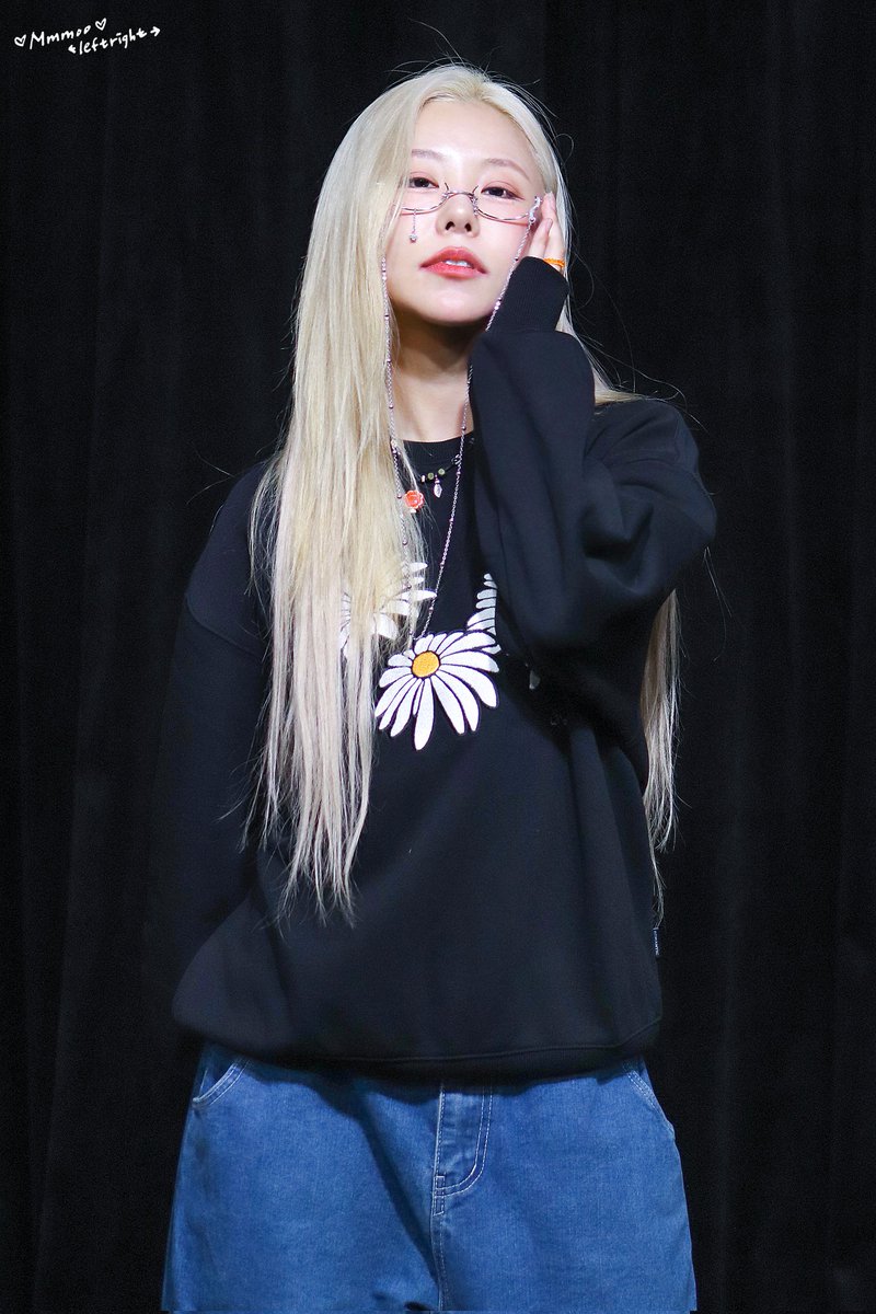 mmmooleftright's tweet photo. 231015 메이크스타 팬싸인회

팬싸장에서 화보 찍은 천재 아이돌

#마마무 #MAMAMOO
#휘인 #WHEEIN https://t.co/ylTNfTUgKo