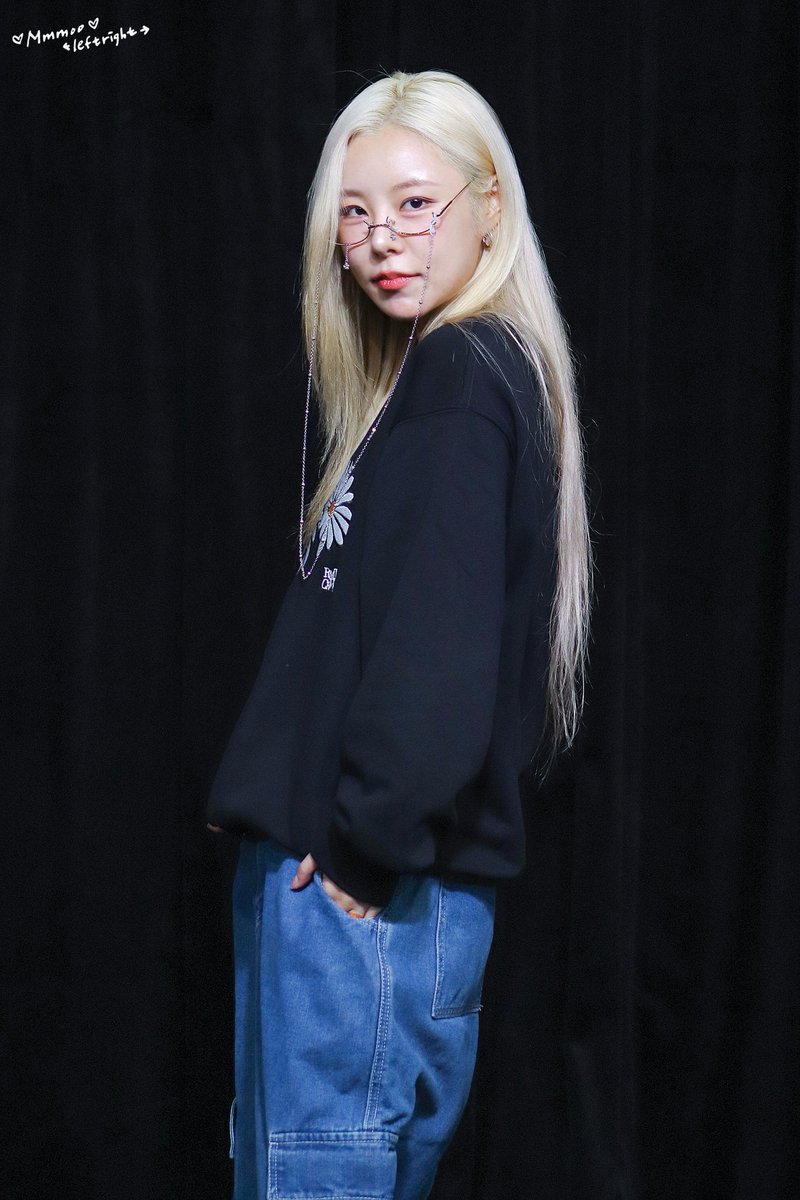 mmmooleftright's tweet photo. 231015 메이크스타 팬싸인회

팬싸장에서 화보 찍은 천재 아이돌

#마마무 #MAMAMOO
#휘인 #WHEEIN https://t.co/ylTNfTUgKo