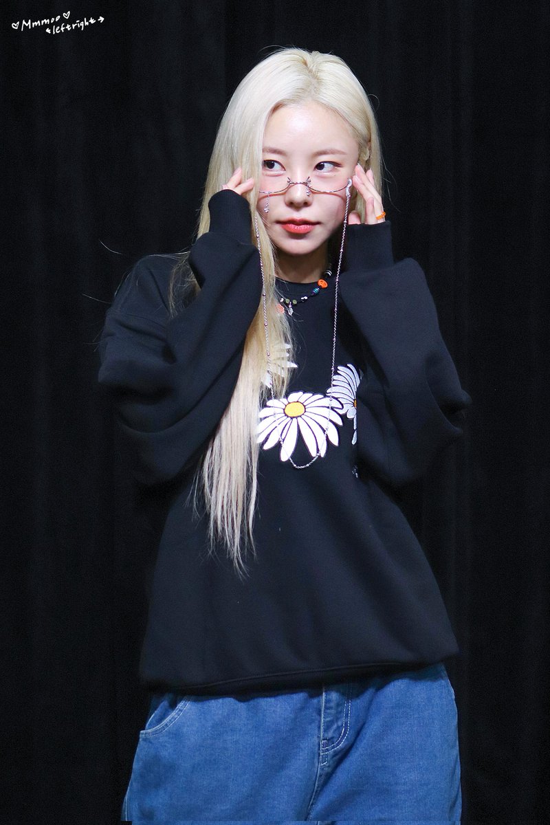 mmmooleftright's tweet photo. 231015 메이크스타 팬싸인회

팬싸장에서 화보 찍은 천재 아이돌

#마마무 #MAMAMOO
#휘인 #WHEEIN https://t.co/ylTNfTUgKo
