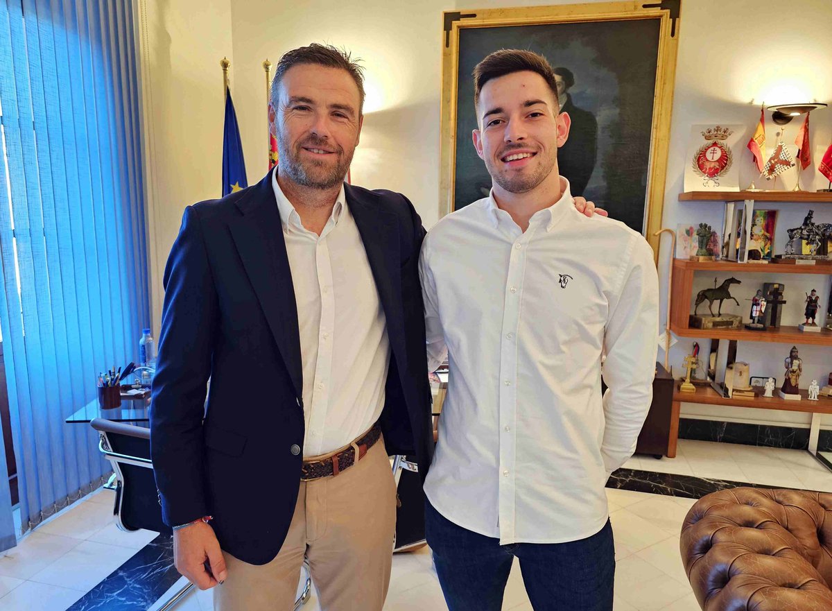 ¡Suerte! 🏆 Antonio Torrecilla opta a ser elegido el mejor recortador del país

El alcalde ha recibido a este joven caravaqueño que, tras consolidarse como figura revelación del mundo del recorte, el 5 de noviembre participa en la final del Campeonato de España de Recortadores.