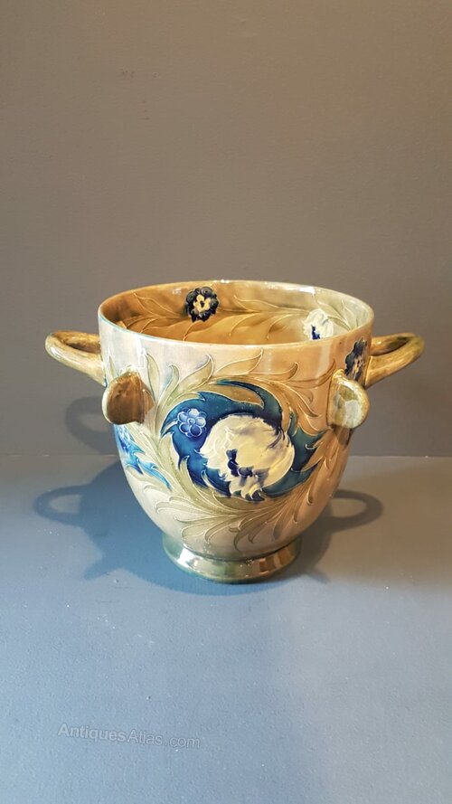 For sale on Antiques Atlas is this Moorcroft Florian Jardiniere antiques-atlas.com/antique/moorcr… Super 🎄🎁Gift Idea 
From Sturmans Antiques Ltd @SturmansAnt  
#Antiques #moorcroftpottery #williammoorcroft #moorcroftflorianware