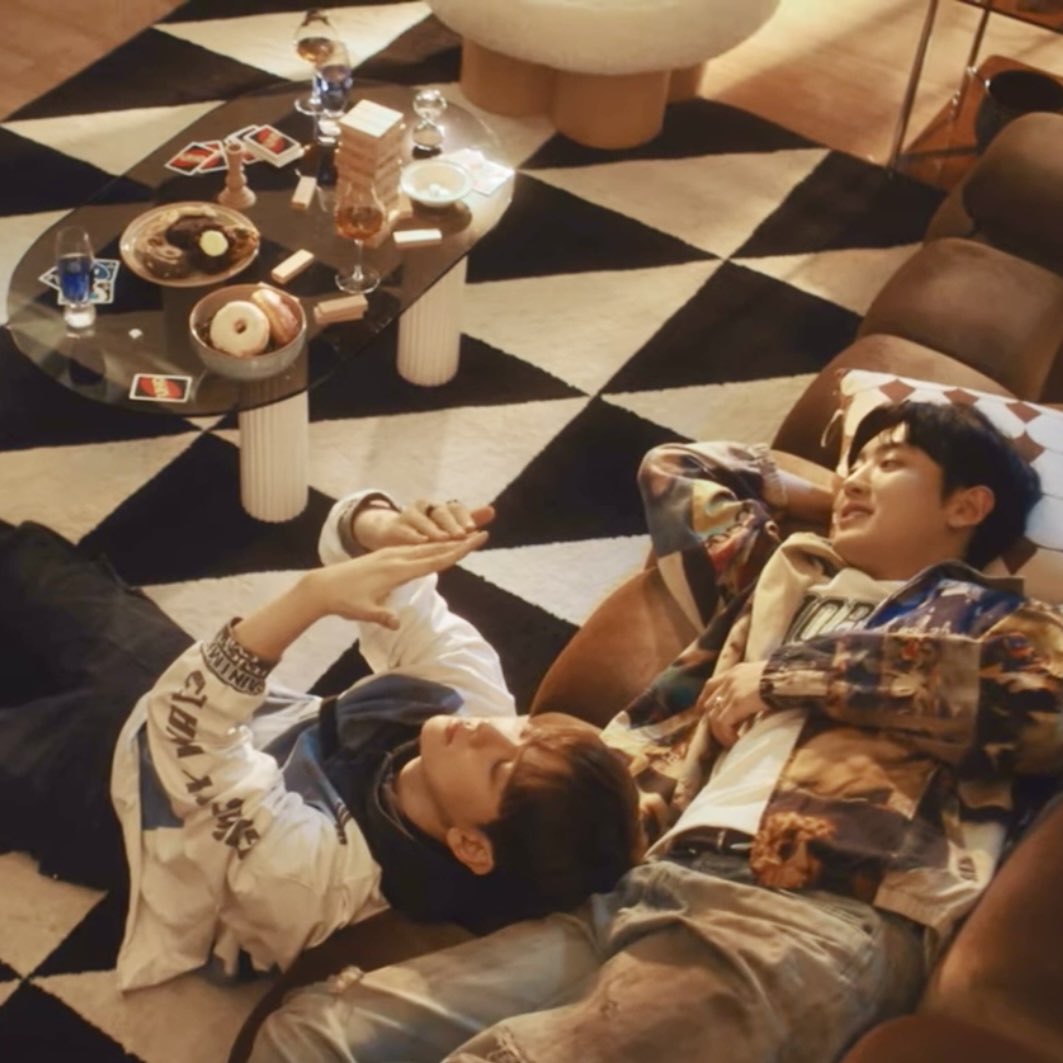 So the storyline is… Jongdae and Kyungsoo hung out with Chanyeol during the day then left so they could give Chanyeol and Baekhyun alone time at night 😌 TELL ME I’M WRONG