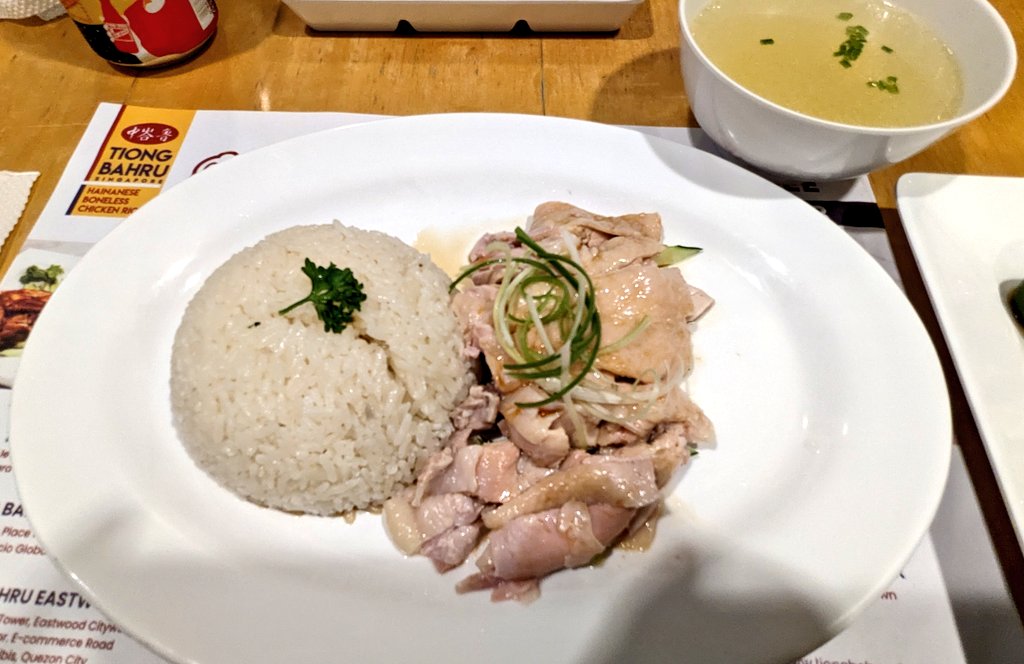 tktktk09's tweet photo. シンガポールで週2回は食べていて、ご無沙汰していたチキンライスをフィリピンで食す。思ったより値段が高くて驚いたが、味はシンガポールのとほぼほぼ変わらず。
#フィリピン #Phillipines
#チキンライス #ChichenRice
#TiongBahru https://t.co/l3D6z6TuQZ