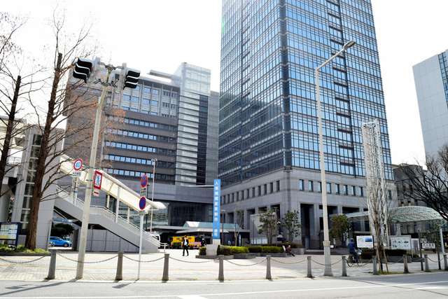 livedoornews's tweet photo. 【再び】「殺すぞ」「クビになってもいい」と生徒押す、堺の市立校で体罰
https://t.co/P5BlF12fJz

保健体育担当の男性教諭に、2年生の男子生徒が「体育大会なんでシャツ入れなあかん？」などと繰り返し質問。腹を立てた教諭が首の下を押し、生徒は靴箱に背中をぶつけたという。 https://t.co/6GtX8i3c1Y
