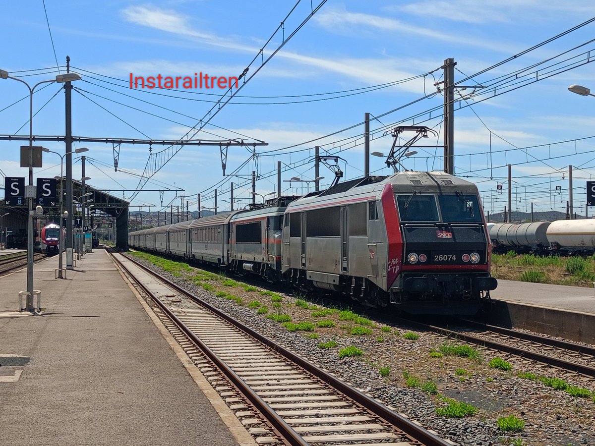 europa_tren's tweet photo. El Corail Intercité Bordeaux St Jean-Marseille St Charles haciendo parada en Narbona con la Nez Casse BB 7296 Beton de remolque, julio de 2023. Foto: Ezequiel Pérez Martínez #EuropaTren #instarailtren #Sncf #Corail #Intercite #CatalunyaNord #France🇲🇫 #FelizViernes #FelizFinde https://t.co/Fn02v9883k