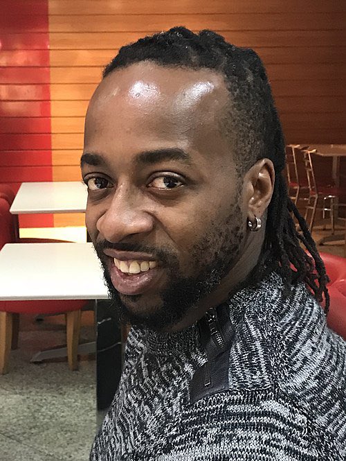CerfiaFR's tweet photo. 🇫🇷⚽️ FLASH | Sidney #Govou, l’ancien footballeur international français, s'est exprimé sur les propos d’Éric #Zemmour, qui avait établi un lien entre Karim #Benzema et l'assassin du professeur Dominique #Bernard : 

« Ce mec-là a été condamné pour racisme et d'autres faits, mais il passe tranquillement à la télévision sur tous les plateaux télé pour déverser sa haine. On a refusé #Dieudonné et #Soral (je trouve ça normal), mais on accepte ce mec !!! Cette censure à deux vitesses me dérange sérieusement ! ».
