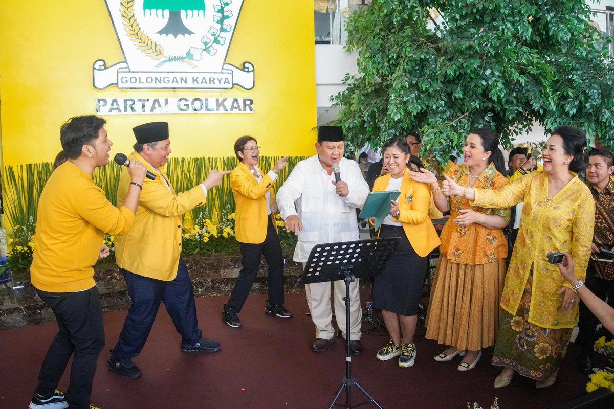 golkar_id's tweet photo. Ketum DPP Golkar @airlangga_hrt beserta jajaran, melanjutkan rangkaian agenda HUT Ke-59 Partai Golkar, dengan tasyakuran dan pemotongan tumpeng, di Kantor DPP Golkar, Slipi, Jakarta Barat, Jumat, 20 Oktober 2023.

#GolkarIndonesia #AirlanggaHartarto #PartaiGolkar https://t.co/9tYuk8wSRT