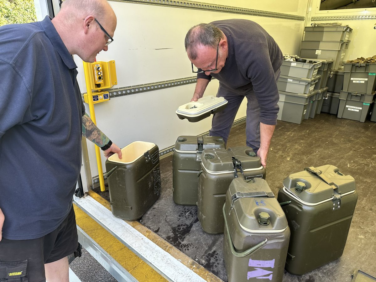 QM_Devon's tweet photo. The CSA &amp; Deputy Comdt “in amongst” some G4 prep for 3 Star Cadre next week 📦. 

Tea Bomb ☕️ 💣 tastic ….

#G4 #logists #supplychain https://t.co/YaqiCeojdr