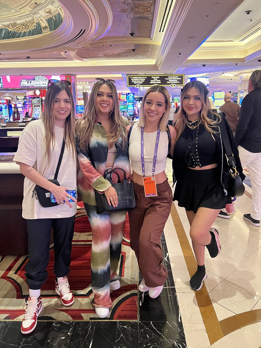 isarocketss's tweet photo. Quienes son? las conocen ? Andamos por la TwitchCon @arigameplays @samyriveratv @amablitz https://t.co/22Tdmu7wSv