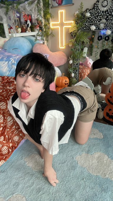 Omori pics 🖤 https://t.co/CvuSXfFBtY https://t.co/s2VzJppKn5