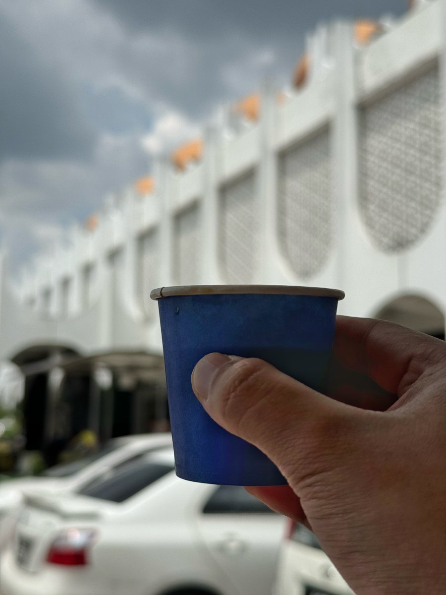 Ashsukamakan's tweet photo. Wah baru tahu ada free coffee di Masjid Negeri Perak setiap hari Jumaat !! Thank you Zus Coffee 👍🏻 https://t.co/q1ipX7d2w0