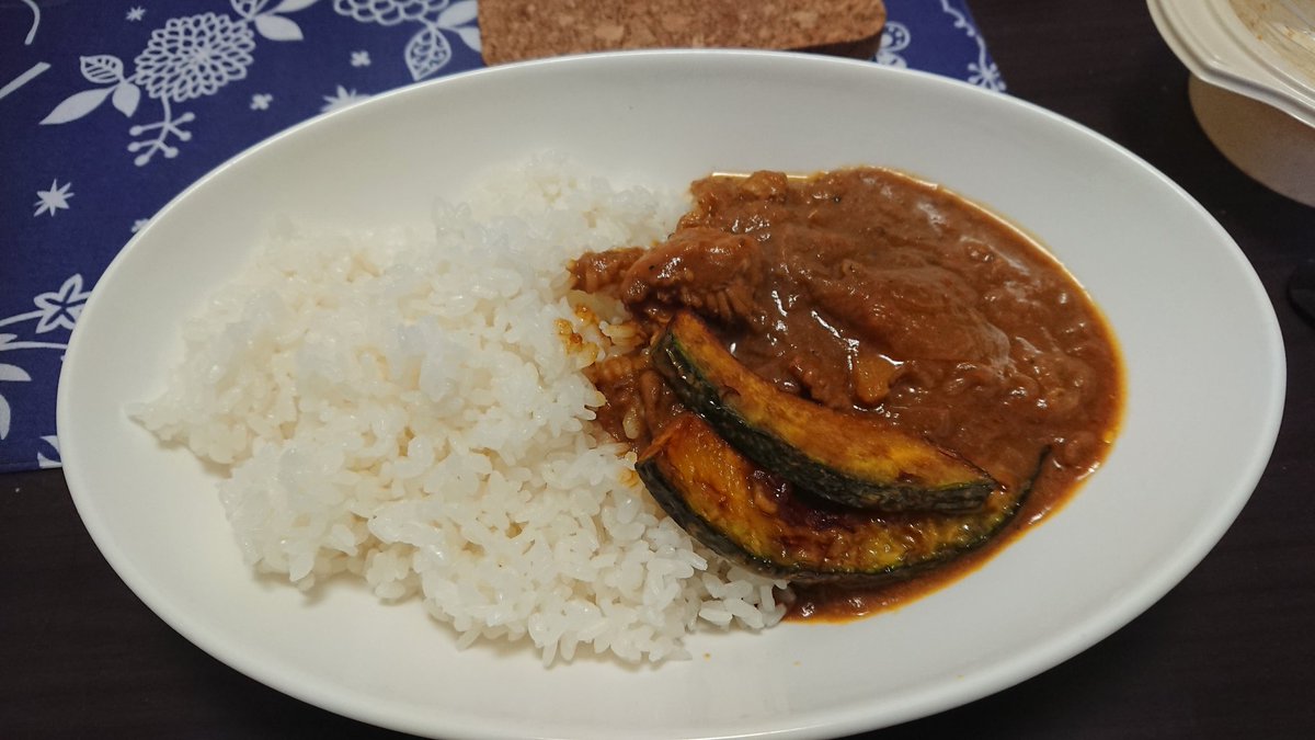 kaneshuuchida's tweet photo. 今日はお昼に北一商店街の中にある、からあげ屋さん「きんどり」さんで唐揚げとカレーを買いました！

この間までは「夏野菜カレー」でしたが「秋野菜カレー」になっていました☺️
#金周内田 #葬儀 #葬儀社 #葬式 #東武練馬区民ホール #家族葬 #１日葬 #練馬区 #北町 #北一商店街 #からあげ #カレー https://t.co/yTZZQsaRzI