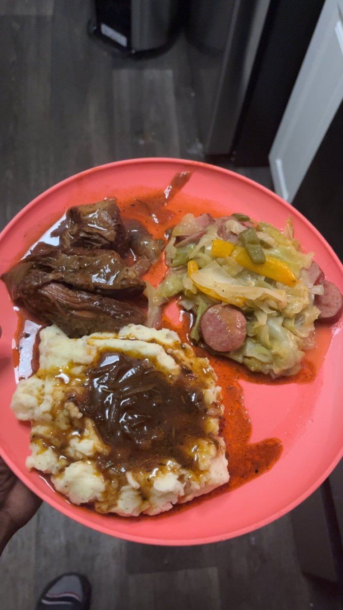 BJayySavage's tweet photo. So fo tonight's dinner I cooked a roast fo da very first time wit some garlic n herb homemade mashed potatoes n cabbage 🤤 #kissthechef #tonightsdinner #dinner #soulfood #foodporn #foodie #foodjunky #foodgasm #roast #garlicpotatoes #cabbage #cheflife #chef https://t.co/yaCqMPXPMN