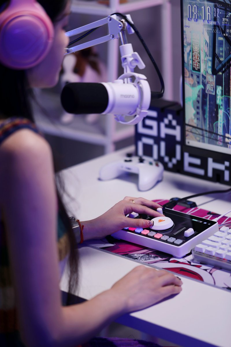 Maono_Global's tweet photo. The Maonocaster C2 Neo goes with PC, Mobile, even my new mouse pad!
Beautiful Setup😎💁♀️
👉Link in Bio
#maono #maonocaster #c2neo #streamingmixer #mixer #sreamingsetup https://t.co/AcgUoJpGm5