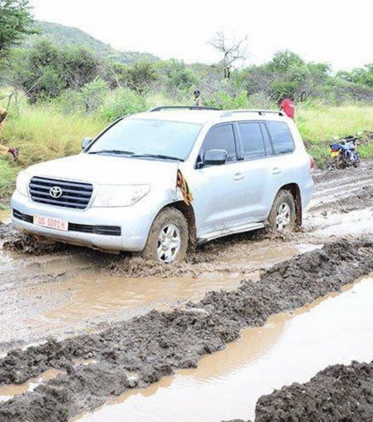 SuunaKing_James's tweet photo. Nabanja's convoy got stuck in Buhweju district and she was airlifted to Kampala, her car spent a week stuck in bad roads of Buhweju.

According to election results 2021 dictator M7 got 86.9% of total votes in Buhweju district. 

Buhweju, you want another rap? https://t.co/e5pkiaktmr