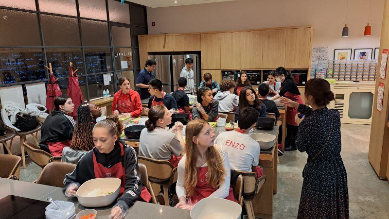 👩🏻‍🍳 nos élèves mettent la main à la pâte ! Préparation du #kimchi 😋 et visite du musée du Kimchi 🇰🇷