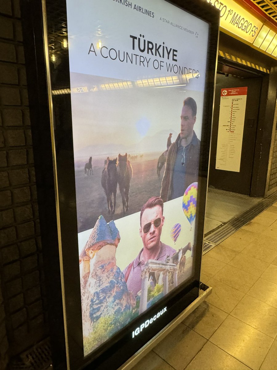 Kia_Boz's tweet photo. Merhaba @KeremBursin #milano #KeremBürsin https://t.co/ERnzhrZTaC