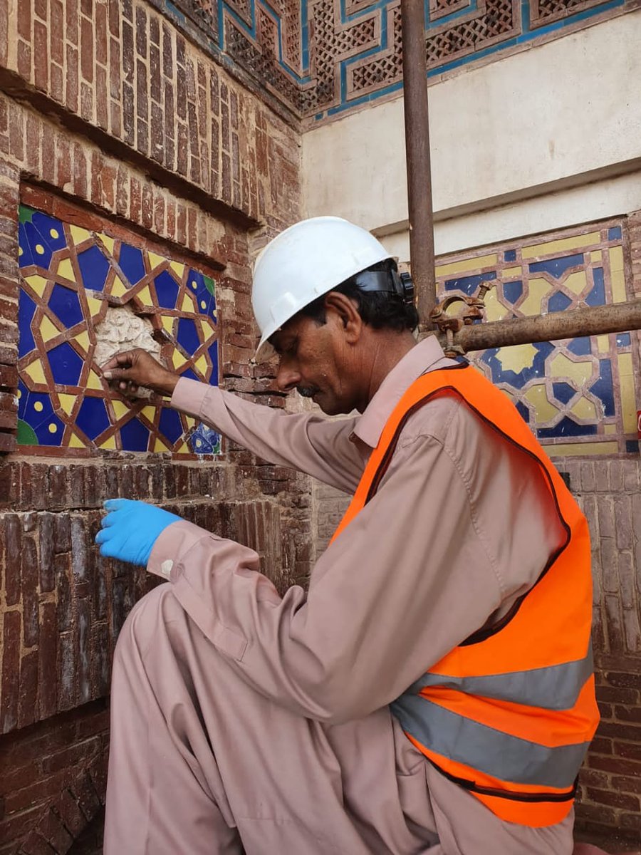 Conservation and Restoration of northern side of the World's largest Picture wall at Lahore Fort in process by #Aktc and #Wcla @akdn @CS_Punjab @commissionerlhr @city42 @ARYNEWSOFFICIAL @dailytimespak @DalrympleWill @dawn_com @DgprPunjab @etribune