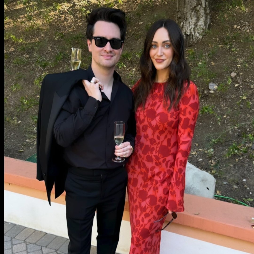 UpdatePatdD's tweet photo. Brendon and Sarah at Mike's wedding!!
via @sarahurue &amp; @mikenaran on Instagram stories https://t.co/zCX46xcLjp