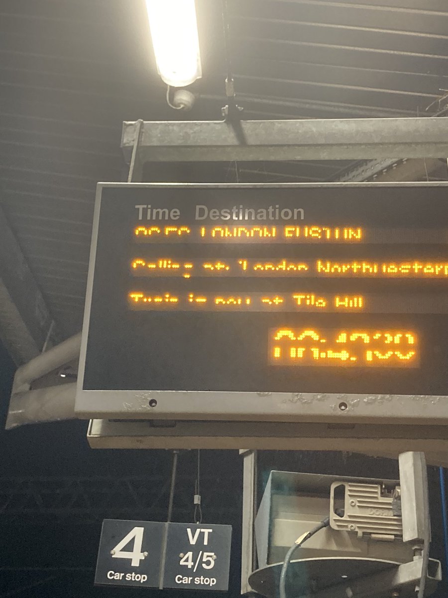 catcopycreative's tweet image. It’s early, it’s throwing it down but it’s so worth it #CopyCon23 here I come! See you there #copywritersunite