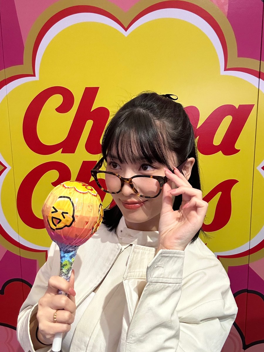 JYPETWICE's tweet photo. TWICE X Chupa Chups🍭
달달함이 두 배! #모모 &amp; #츄파춥스 캔디
Who’s sweeter? #MOMO or Chupa Chups Candy?🍬

Chupa Chups 포토존 이벤트 확인하기
👉 https://t.co/J6rHKUXL79

#트와이스 #TWICE #ChupaChups #츄파춥스 #TWICE_8TH_ANNIVERSARY
#TWICExChupaChupsPhotoZone https://t.co/g7VnuUwQln