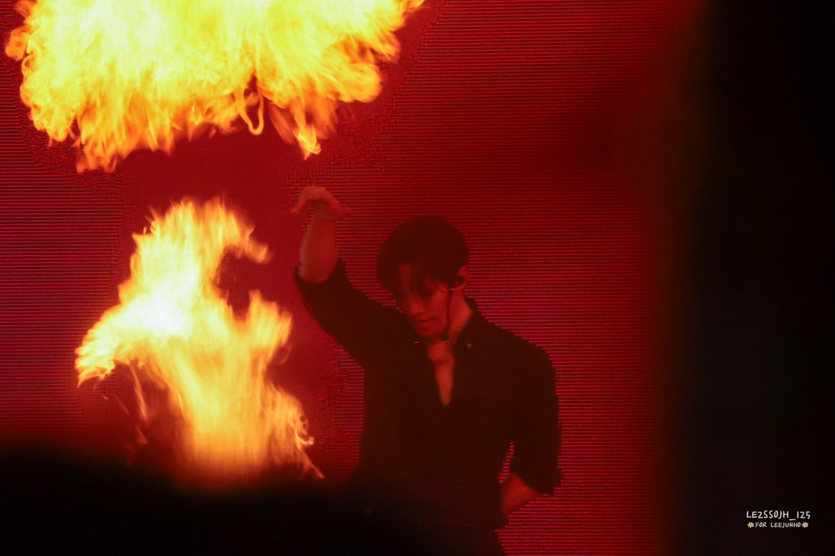 2PM 15th Anniversary Concert <It's 2PM>
-
망한사진대회 2탄
우롭빠를 찍은건지 불을 찍은건지... 🫠
근데 우롭빠 불도 잘다룸 ... 🔥🚨🔥🚨🔥🚨
#2PM #투피엠
#Its_2PM
#2PM_15th_Anniversary 
#이준호 #LEEJUNHO