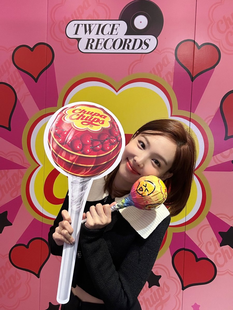 TWICE X Chupa Chups🍭 달달함이 두 배! #나연 & #츄파춥스 캔디 Who’s sweeter? #NAYEON or Chupa Chups Candy?🍬 Chupa Chups 포토존 이벤트 확인하기 👉 instagram.com/p/CyhVyTRpFyN/ #트와이스 #TWICE #ChupaChups #츄파춥스 #TWICE_8TH_ANNIVERSARY #TWICExChupaChupsPhotoZone