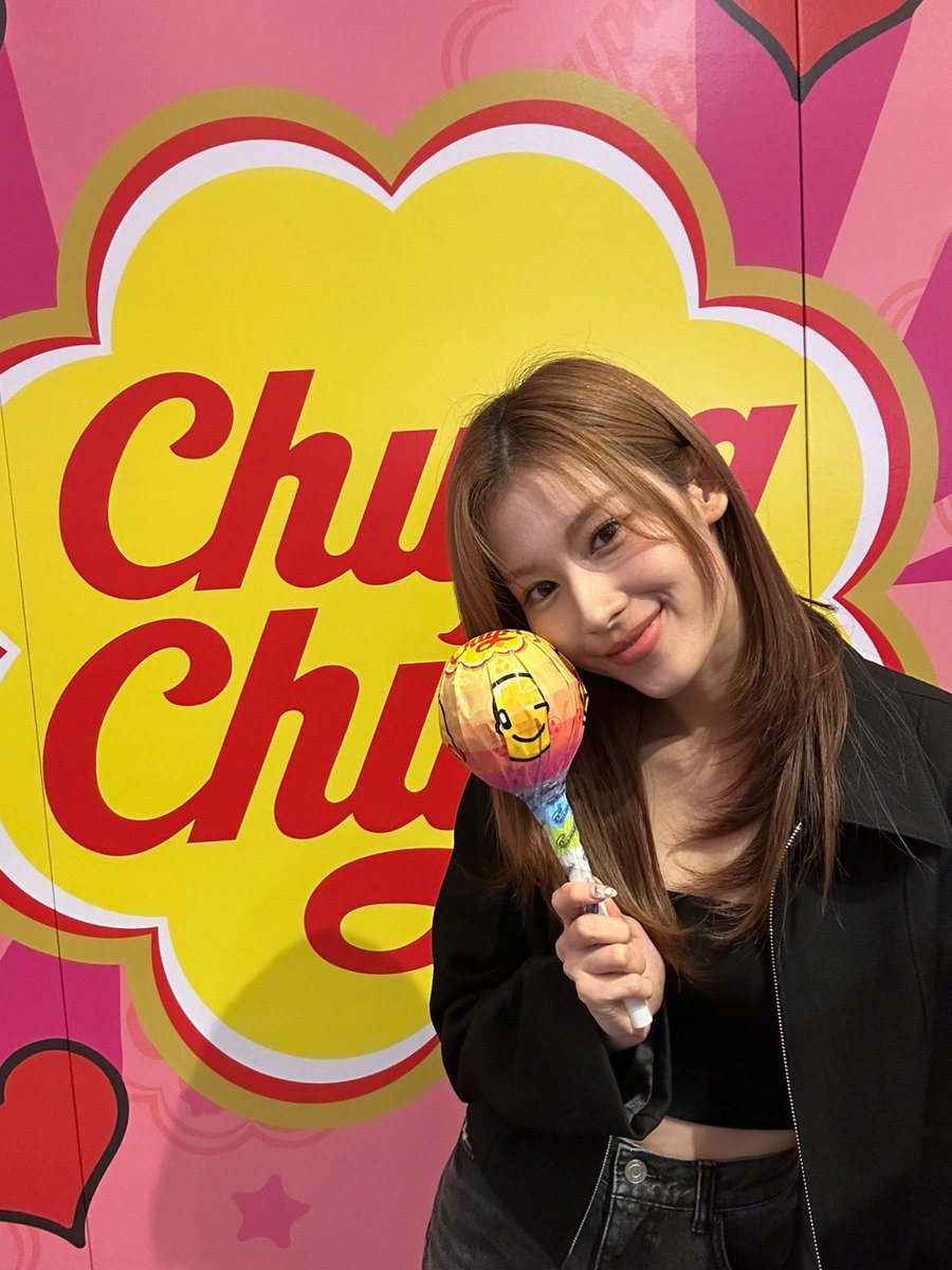 JYPETWICE's tweet photo. TWICE X Chupa Chups🍭
달달함이 두 배! #사나 &amp; #츄파춥스 캔디
Who’s sweeter? #SANA or Chupa Chups Candy?🍬

Chupa Chups 포토존 이벤트 확인하기
👉 https://t.co/J6rHKUXL79

#트와이스 #TWICE #ChupaChups #츄파춥스 #TWICE_8TH_ANNIVERSARY
#TWICExChupaChupsPhotoZone https://t.co/q7UdXbsLn5