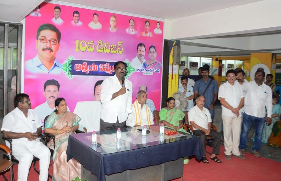 puvvada_ajay's tweet photo. ఖమ్మం నగరంలోని 10వ డివిజన్ నందు ఓ ప్రైవేట్ పాఠశాలలో ఎర్పాటు చేసిన ఆత్మీయ సమ్మేళనంలో మంత్రి పువ్వాడ మాట్లాడారు..

ఖమ్మం నగర అభివృద్ది మాత్రమే ఆకాంక్షించానని పేర్కొన్నారు.

రాష్ట్ర మంత్రి గా ఉన్న కూడా ఖమ్మం నగరం పైనే అత్యధిక ఫోకస్ పెట్టి హైద్రాబాద్ మహానగరం లో వస్తున్న పనులన్నీ ఇక్కడ అమలు చేయడం జరిగింది. 

అభివృద్ది చేసినం అని భావించకుండా ఇదే నగరంలో సైకిల్ పై ఇంటింటికీ వెళ్ళి వాళ్ళ సమస��యలు క్షేత్ర స్థాయిలో వెళ్ళడం ద్వారానే పారిశుధ్యం సమస్యకు సమూలంగా పరిష్కరించగలిగినం.

నా చేతిలో ఉన్న ప్రతి పనిని చేయడంతో పాటు  ప్రజలకు నిత్యం అందుబాటులో ఉండి అండగా ఉన్నామని చెప్పారు.

వచ్చే ఎన్నికల్లో BRS పార్టీ బ్రహ్మానంగా గెలుపొందుతుందని, ప్రభుత్వం ప్రజలు అందించిన సంక్షేమం ను ప్రజలు గుండెల్లో ఉంచుకున్నారని వివరించారు...

ఎన్నికల్లో BRS పార్టీ అఖండ మెజారిటీతో గెలిపించాలని విజ్ఞప్తి చేశారు.

@BRSparty  @KTRBRS

#PuvvadaAjayKumar #khammamwithpuvvada #khammamdevelopment #VoteForCar #BRS #BRSParty #VoteForDevelopmentbrs