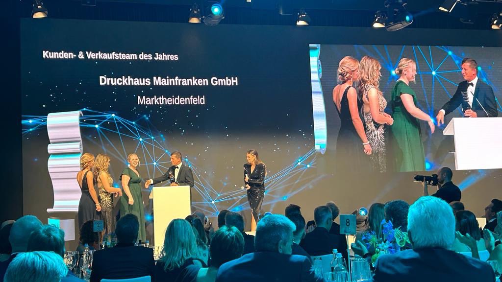 Gratulation an das Druckhaus Mainfranken! Bei den Druck&amp;Medien Awards 2023 haben unsere Kolleginnen den Sieg in der Kategorie „Kunden- und Verkaufsteam des Jahres“ errungen! Mit viel Expertise berät das Team auch FLYERALARM Kunden. 😉☝️@print_de bit.ly/46XaAh3 #Stolz
