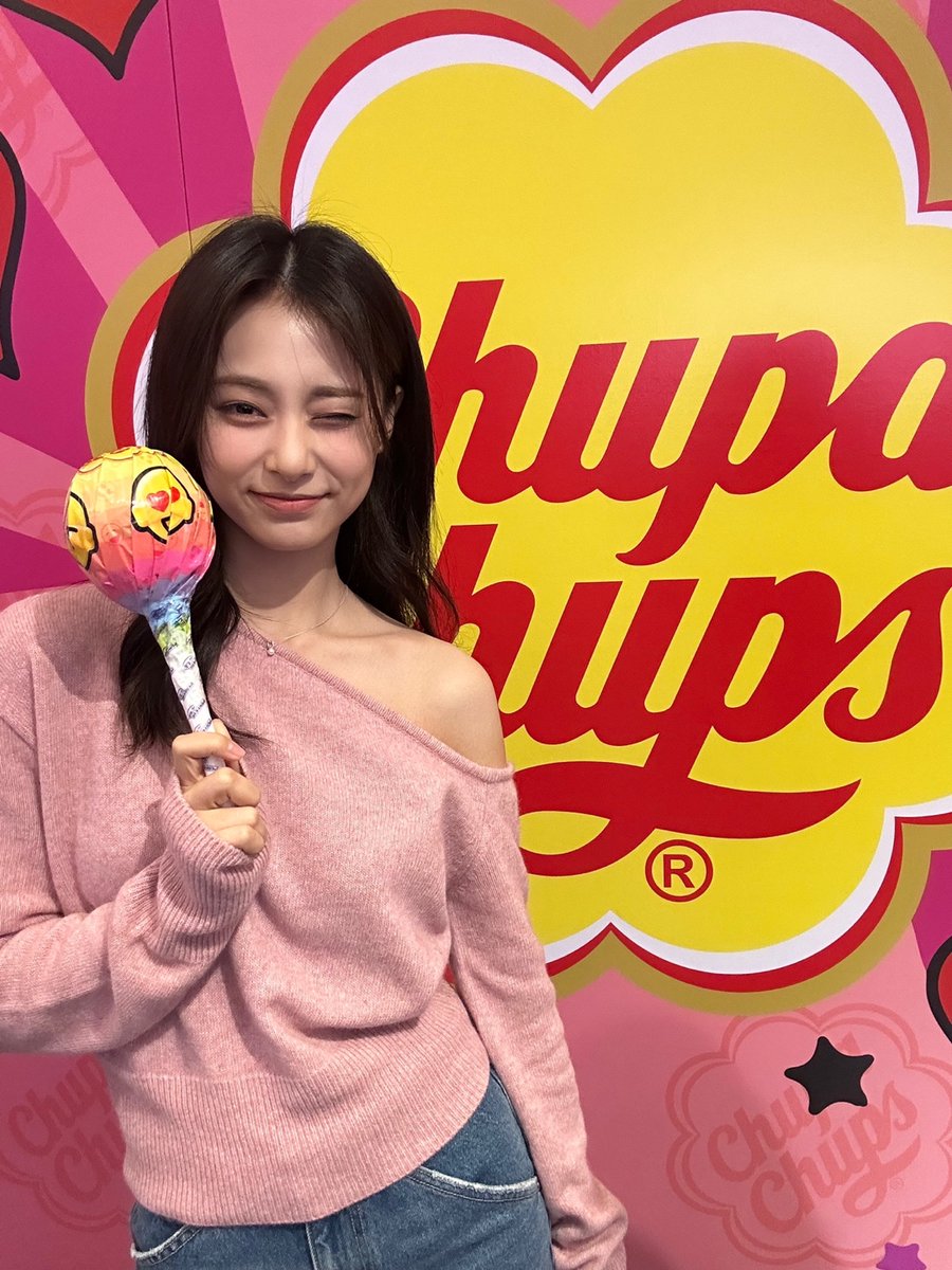 TWICE X Chupa Chups🍭 달달함이 두 배! #쯔위 & #츄파춥스 캔디 Who’s sweeter? #TZUYU or Chupa Chups Candy?🍬 Chupa Chups 포토존 이벤트 확인하기 👉 instagram.com/p/CyhVyTRpFyN/ #트와이스 #TWICE #ChupaChups #츄파춥스 #TWICE_8TH_ANNIVERSARY #TWICExChupaChupsPhotoZone