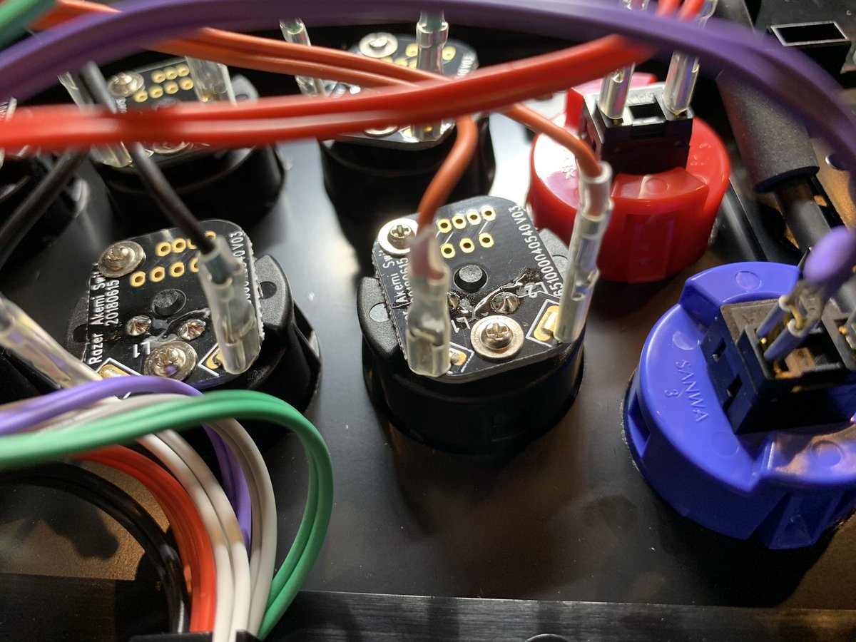 srcwo's tweet image. 格ゲー部交流会に向けてボタンを変えるなどした🙃
phantera evoネジ多過ぎんよ