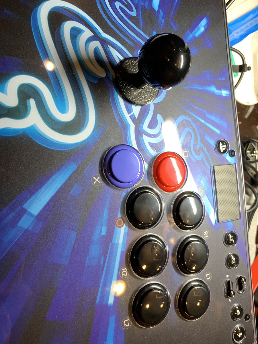 srcwo's tweet image. 格ゲー部交流会に向けてボタンを変えるなどした🙃
phantera evoネジ多過ぎんよ