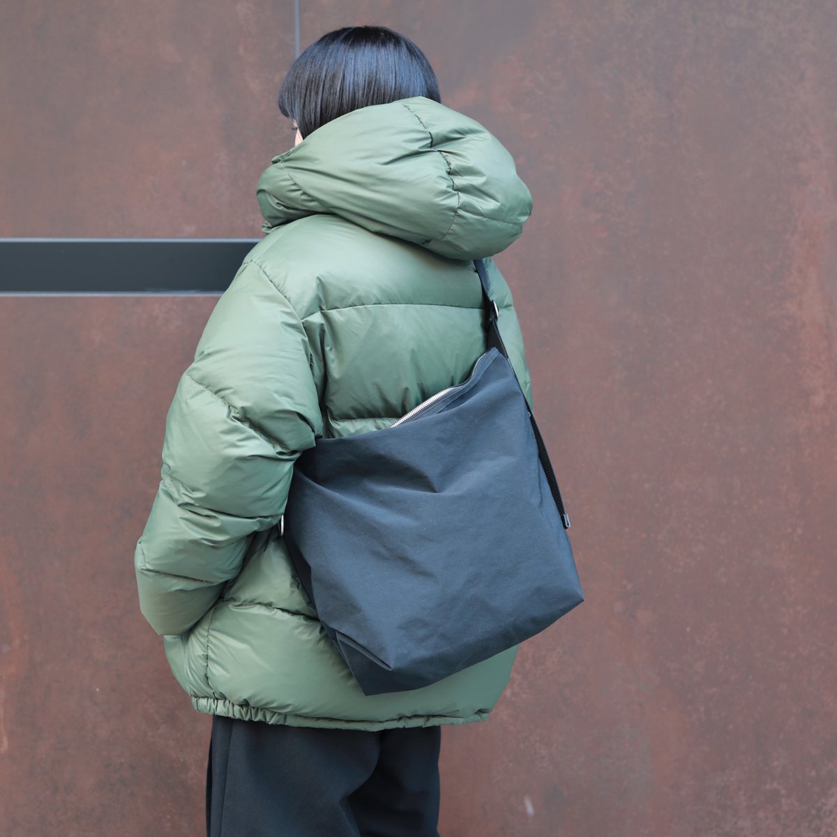 FREEPARK_JP's tweet photo. 【BrickのShrink Nylon Zip Shoulder 】
塩縮加工を施したシワナイロンで作ったShrink Nylon Zip Shoulder。塩縮加工により生地の密度を上げ、強度と軽さを兼ね備えた綿ライクな仕上がりの生地。 https://t.co/LkIas7lkDQ