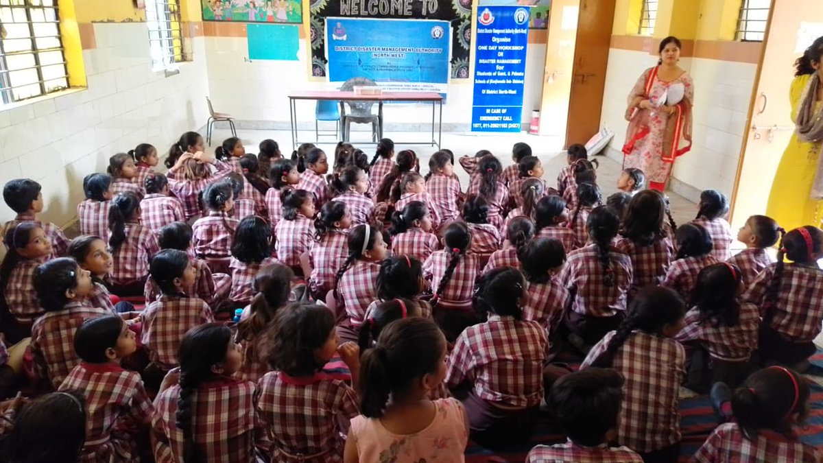 DdmaNW's tweet photo. On 17.10.2023 DDMA(NW) organised a training-cum- Awareness camp at MCPS Pratibha, Karala village, Delhi, on the various topics of Disaster management like Basic Safety tips during the earthquake, Basic Safety measure of Fire-fighting, first-aid and Search &amp; Rescue techniques etc. https://t.co/xqw9mzOE8T