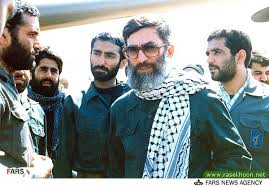 بله عزیزان رزمندگان دو روی سکه دارن
یک روی سکه رزمندگان و جانبازان بی ادعا هستن که ساده رفتن، بی صدا جنگیدن و بی صدا جانباز شدن و الان حتی پول داروهای جراحت زمان جنگ خود رو هم ندارن

یک عده هم رفتن عکس گرفتن مصاحبه کردن بعد شدن راوی جنگ پست گرفتن رهبر شدن سردار شدن و جانباز چیپسی