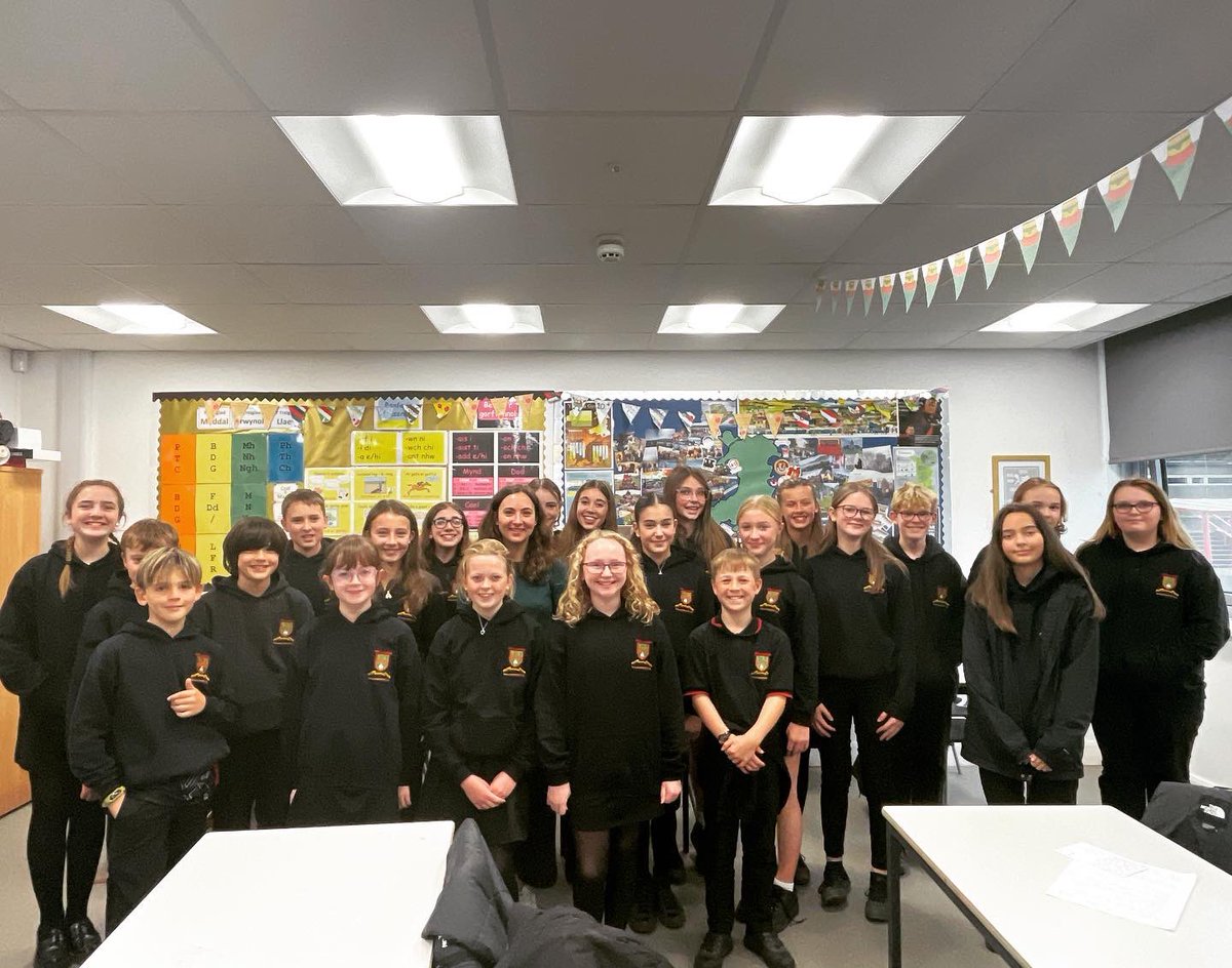 CymraegLlanhari's tweet photo. Sgwad ‘Sgwennu CA3 23/24 - llond ystafell a llond sach o syniadau gwych yn llenwi cerdiau post creadigol dan arweiniad hyfryd @e_ifan @prifysgolCdydd yn sesiwn gyntaf y flwyddyn. 
Diolch am ein tywys i bob man dan haul! 🏙️🌄🏞️🌠🎑🌁🌌🌅🎇
#ysgrifennucreadigol https://t.co/3F7twlPfwV