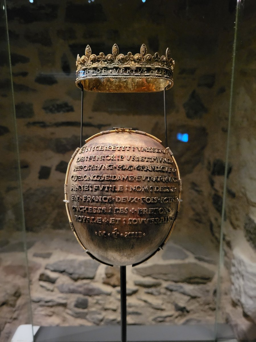 Pour #LesArmoiriesDuVendredi un peu d'emblematique avec  le cœur d'Anne de Bretagne ❤️, que j'ai eu la chance de voir à <a href="/nantesfr/">Ville de Nantes</a> ! Merci <a href="/MarionChaigne/">Marion Chaigne</a> et <a href="/Mope_bzh/">Morgane Perrier</a> 🙏💕