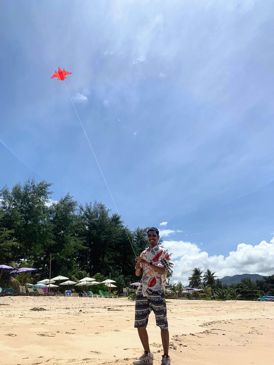 MossKanes's tweet photo. Get High & Fly a Kite 🪁
#หาดเลพัง #หาดลายัน #เชิงทะเล #ถลาง #ภูเก็ต #ค็อกเทล #คราฟเบีย #WOB #WeedOnBeachBar #BeachBar #WeedOnBeach #LayanBeach #Laguna #Thalang #Phuket #CraftBeers #Cocktails #CannabisSociety https://t.co/8BLKFKvOHp