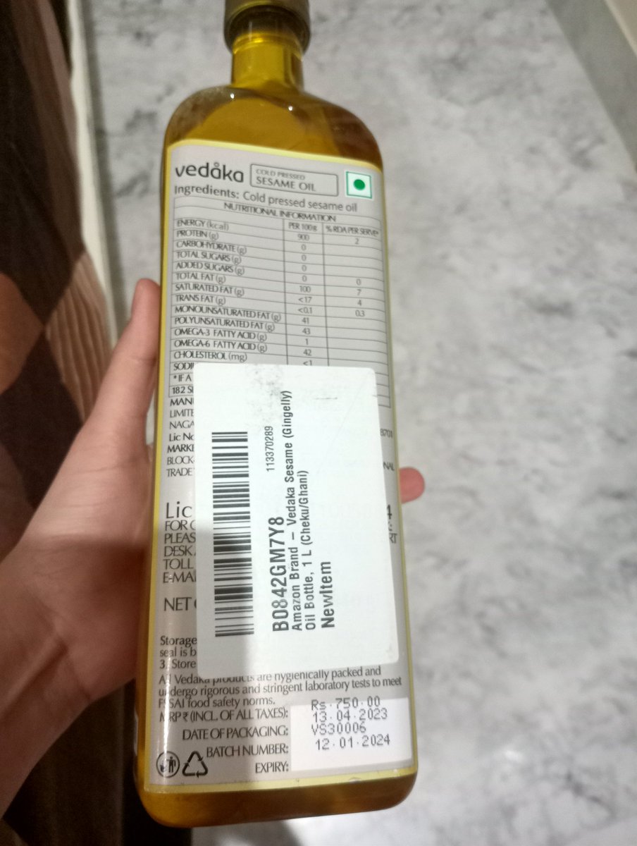 bhavisha__28's tweet photo. @amazonIN order 407-4124148-8789143
I ordered Amazon Brand - Vedaka Sesame (Gingelly) Oil Bottle, 1 L 
The expiry date is on 12.1.24 , which is very close how am I supposed to use 1 L oil in almost 2 months . https://t.co/yFqkANXFAW