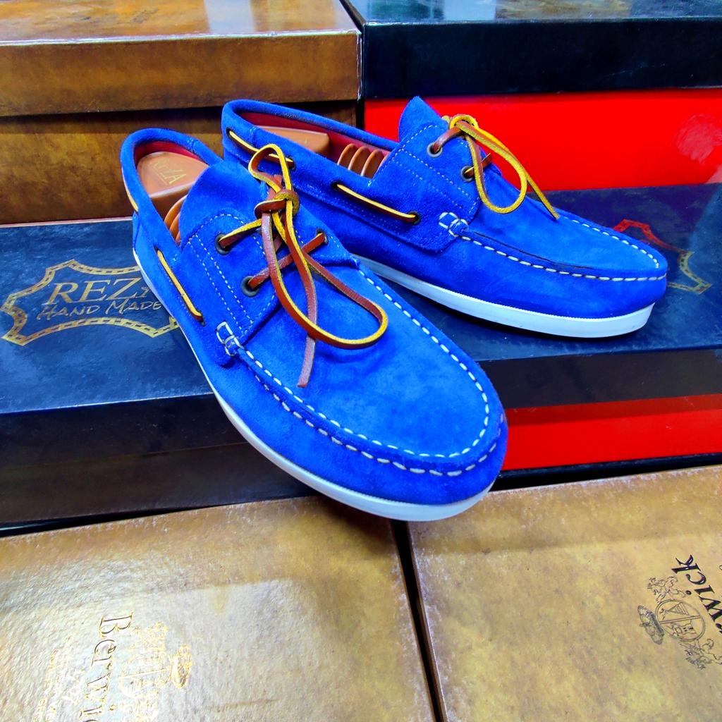 La définition de classique et élégant avec des couleurs éclatantes 🔥  

Du look culotte au blazer, elles vous sublimeront.

Docksides Portland  New Cap
22000f 

Plusieurs modèles disponibles. 

wa.me/237671978370 commandez les vôtres maintenant! 💯